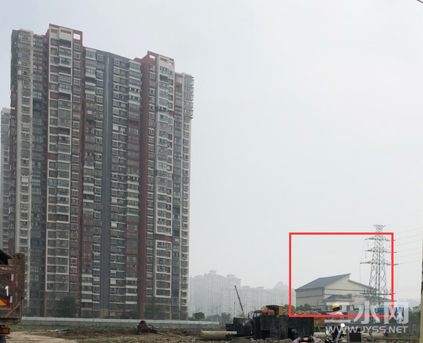 跟居民楼靠的太近了