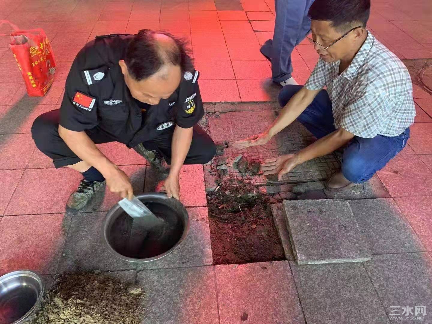 步行街红绿灯西南角幼儿园门口.jpg