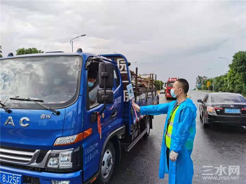 姜堰法院党员冒雨坚守路口值守.jpg