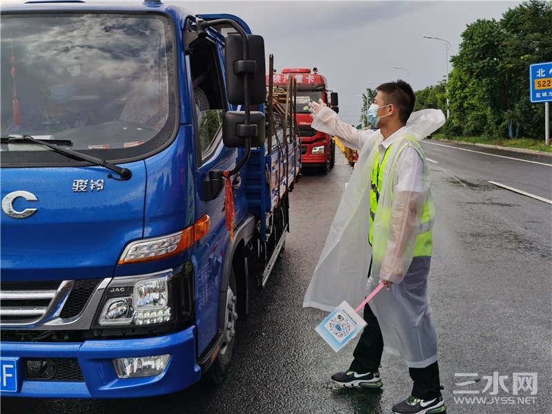 姜堰法院党员冒雨坚守路口值守1.jpg