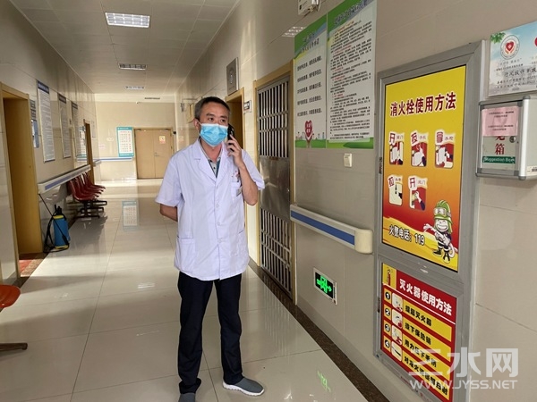 3分管院长接到汇报电话.JPG