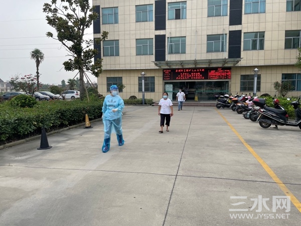 5专人陪护至临时隔离间.JPG