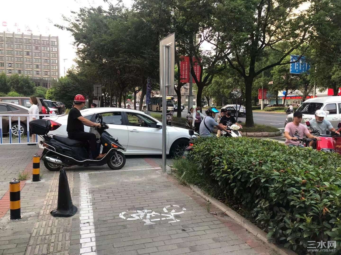 非上下班高峰期已拥堵不堪