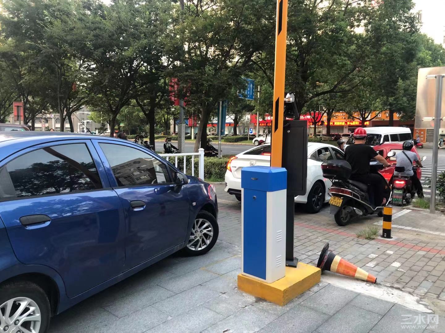 视线影响严重，安全隐患较大