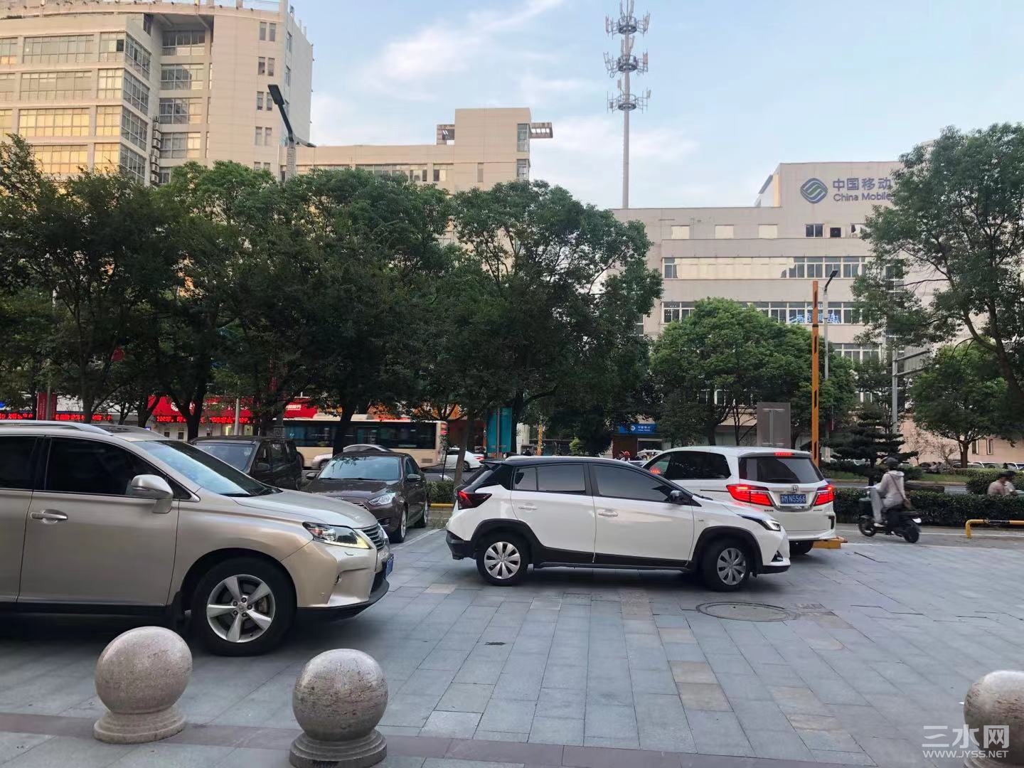 后面已堵成长龙