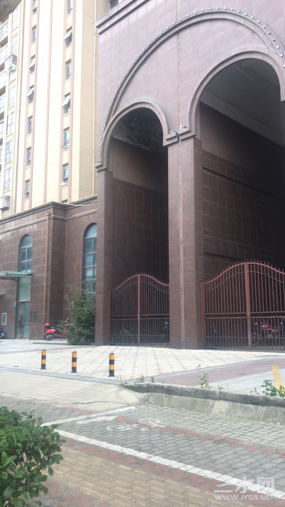 消防通道设置铁桩阻碍消防通道.jpg