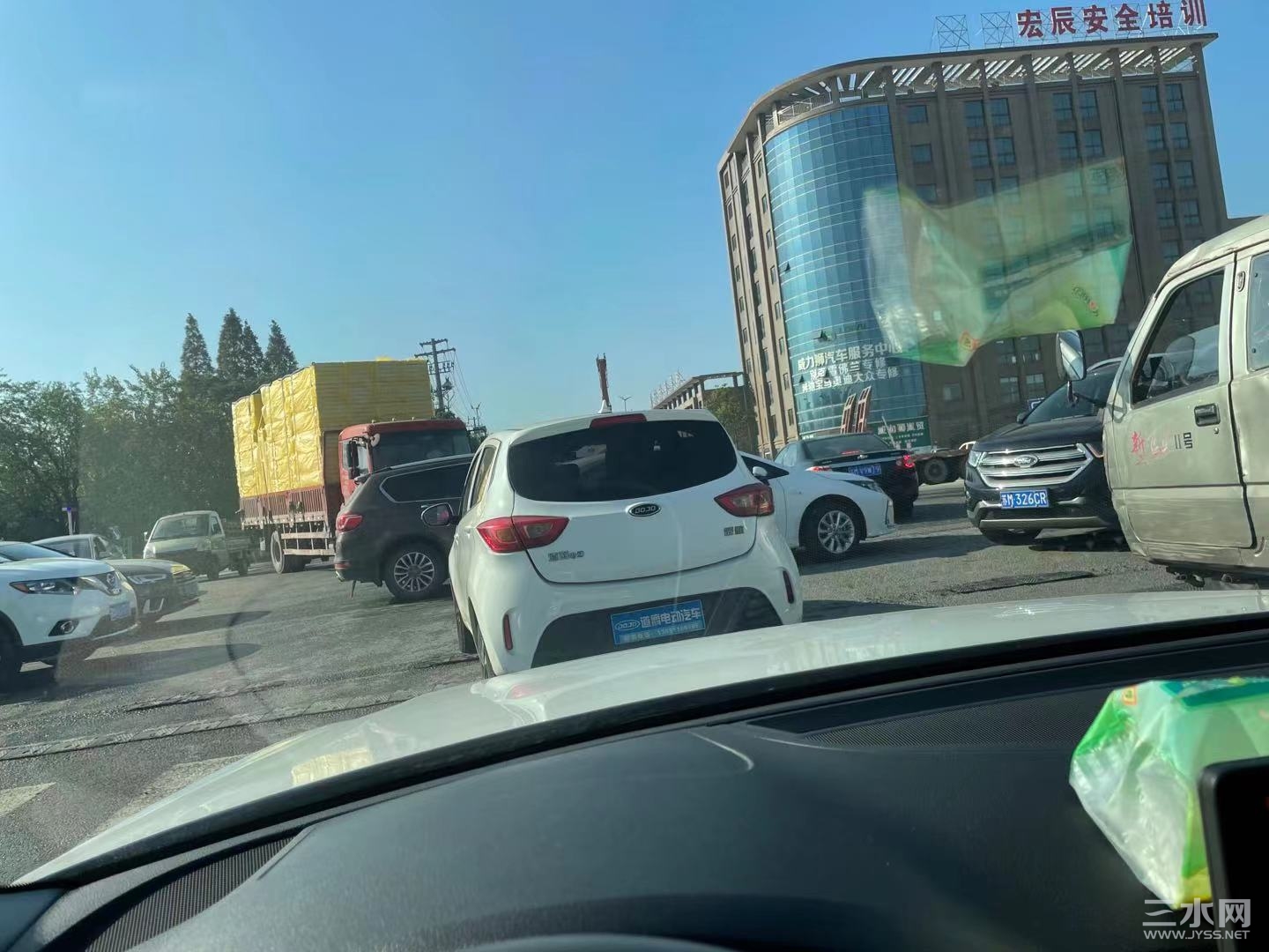 今早拍下的图片，交叉性堵车