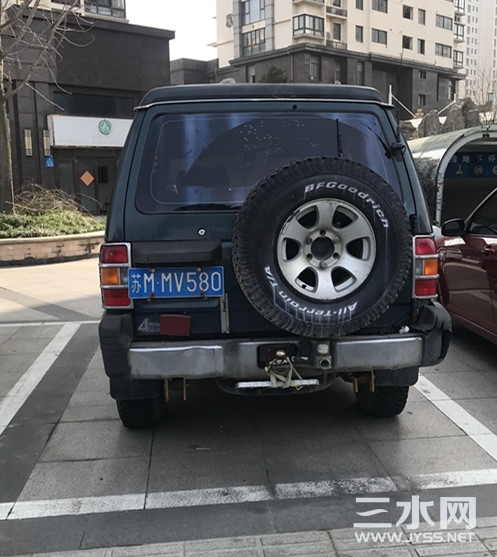 中天清华园东地下停车场出口，该车停在此车位起码一年时间