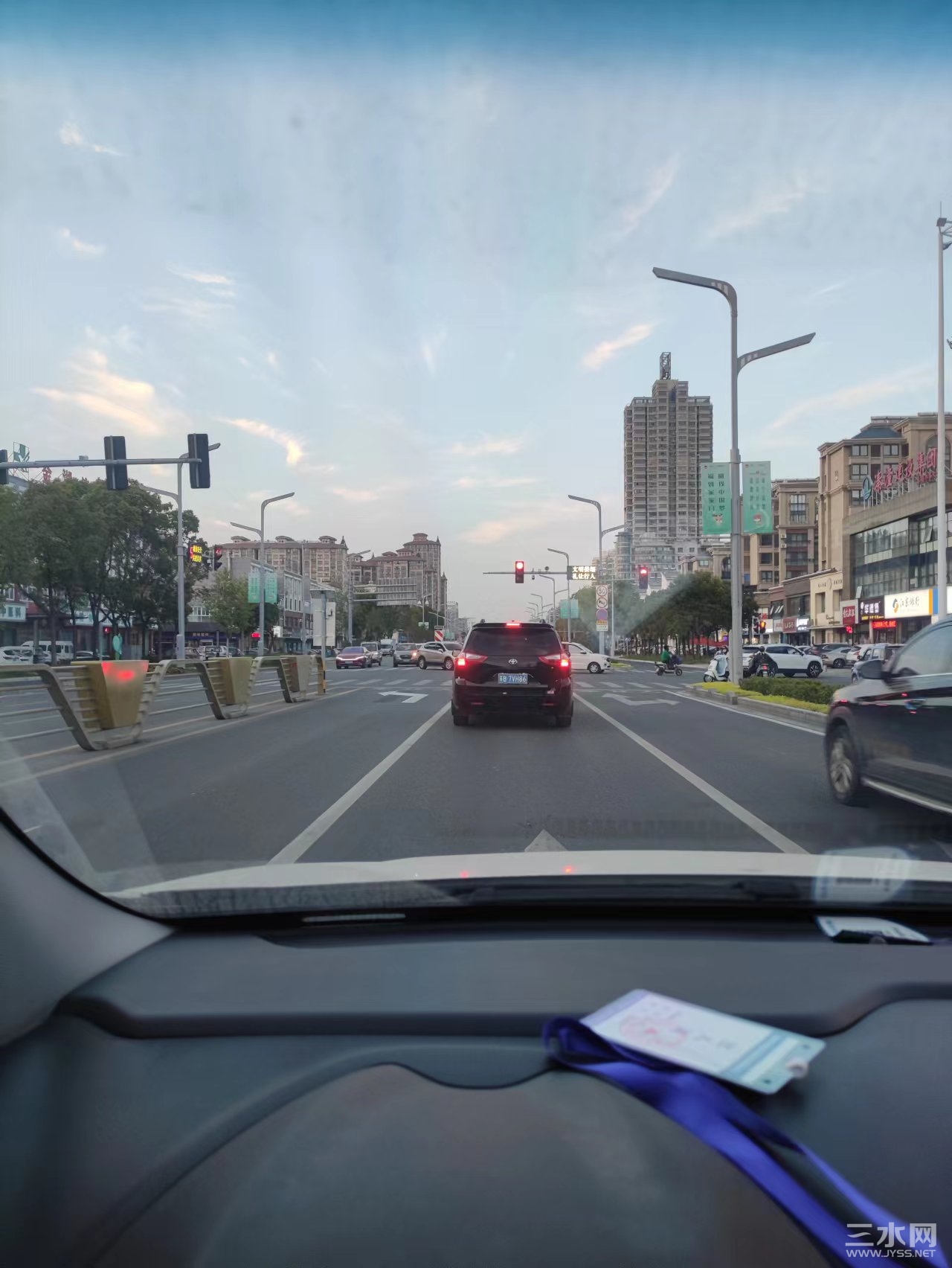 大庆路与三水大道路口的红绿灯