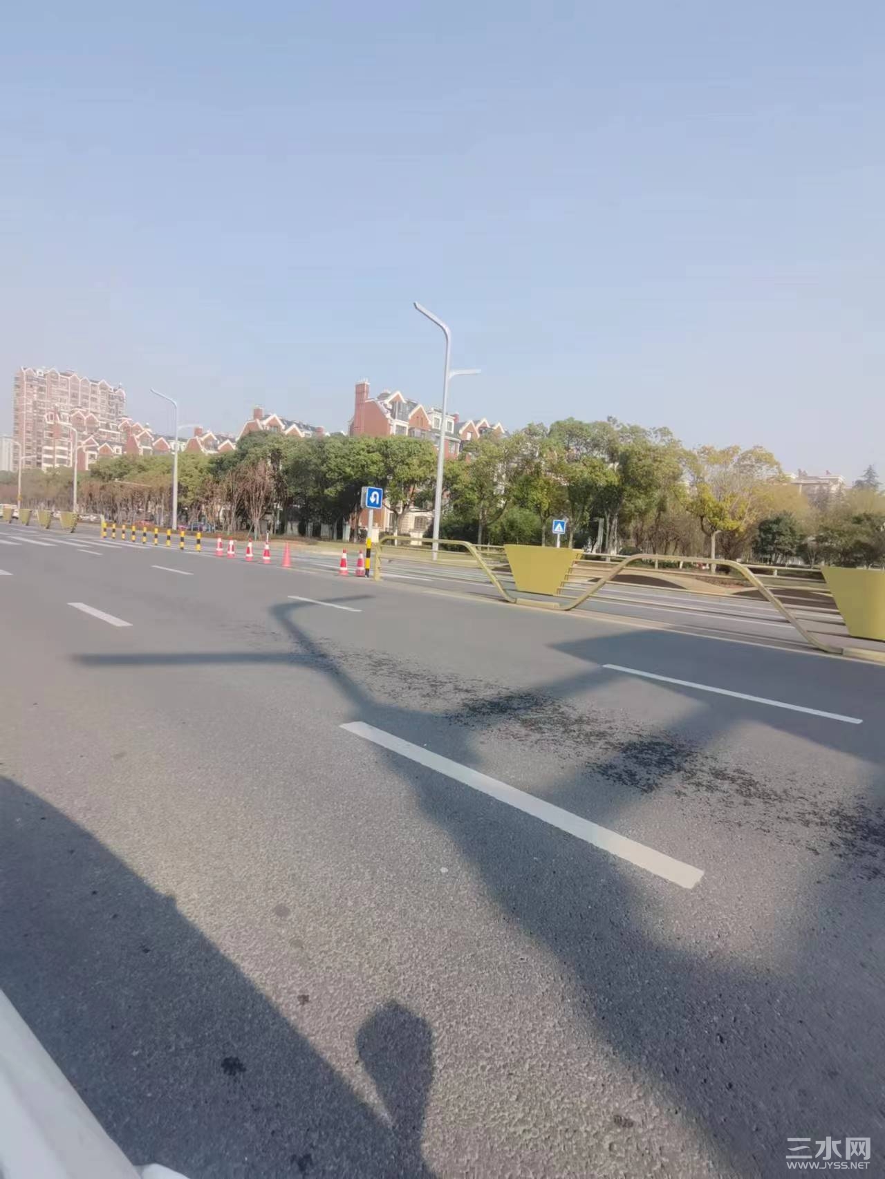 停车拍摄路中隔离带处的锥形桶