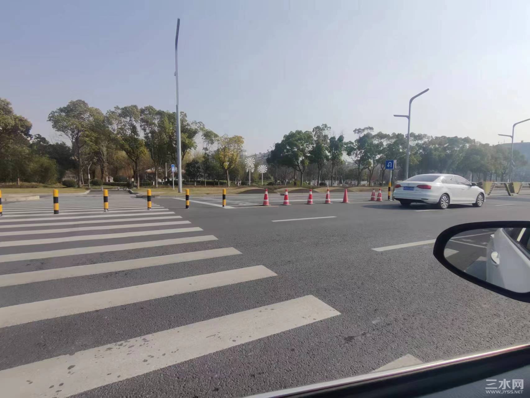 停车拍摄路中隔离带处的锥形桶