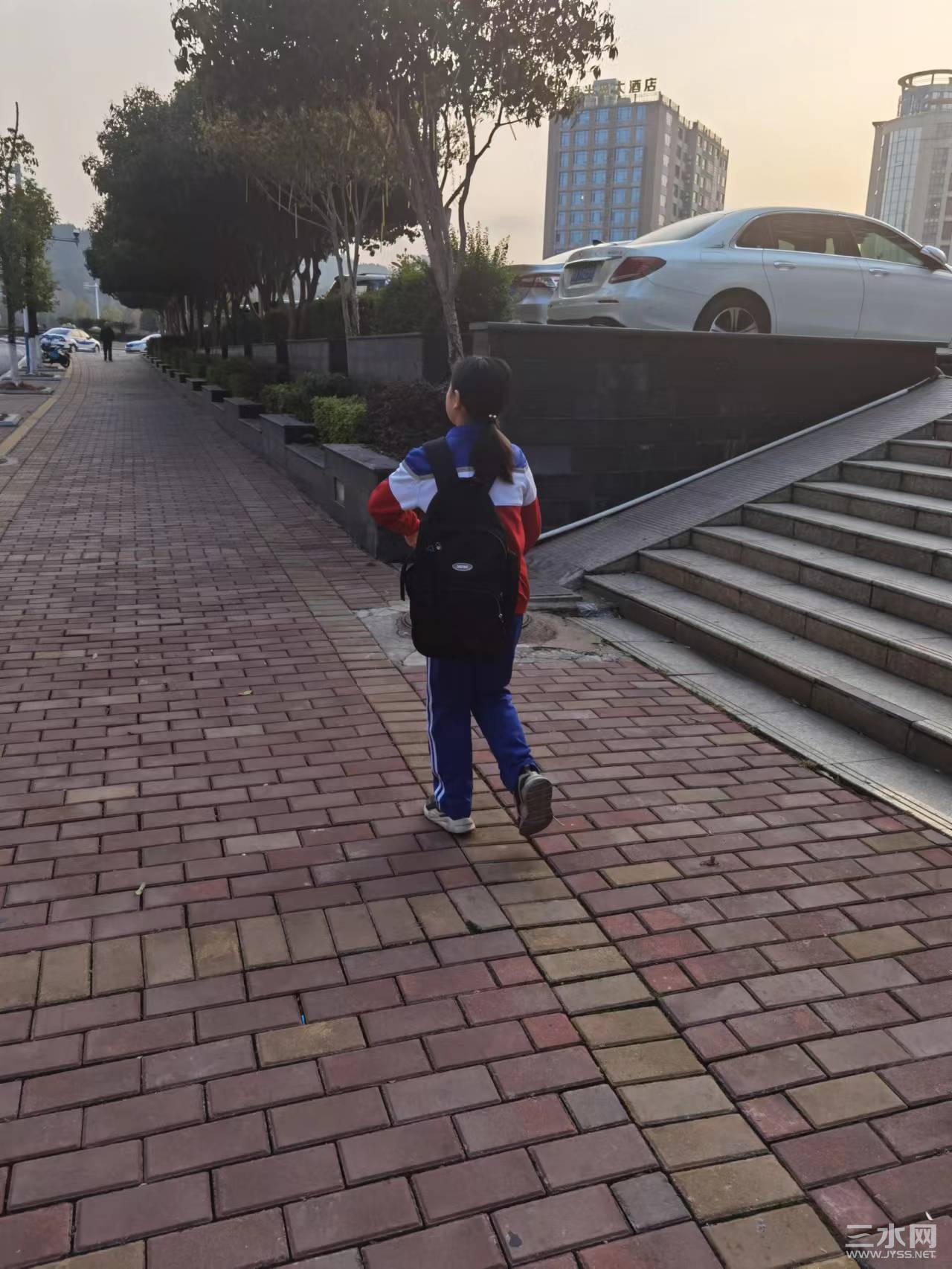 独自走路上学的小学生