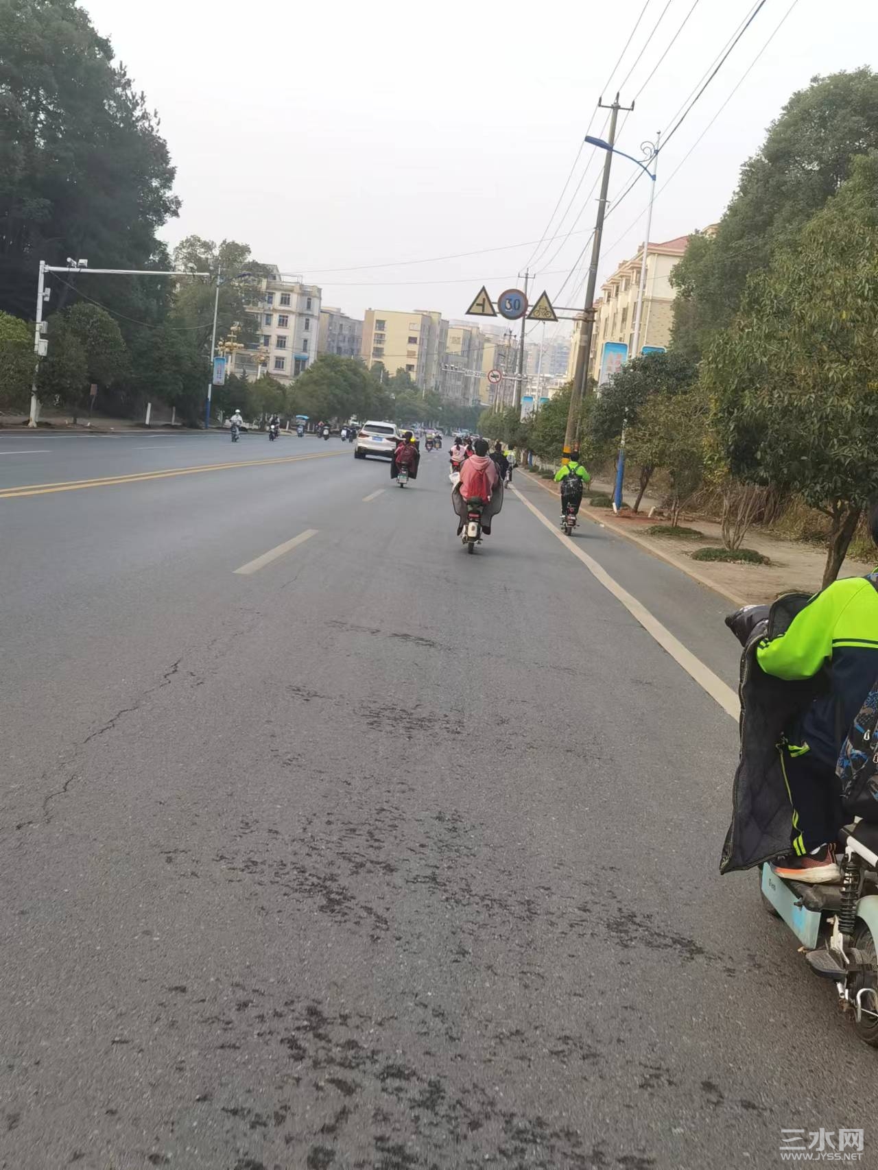 自己骑车上学的学生
