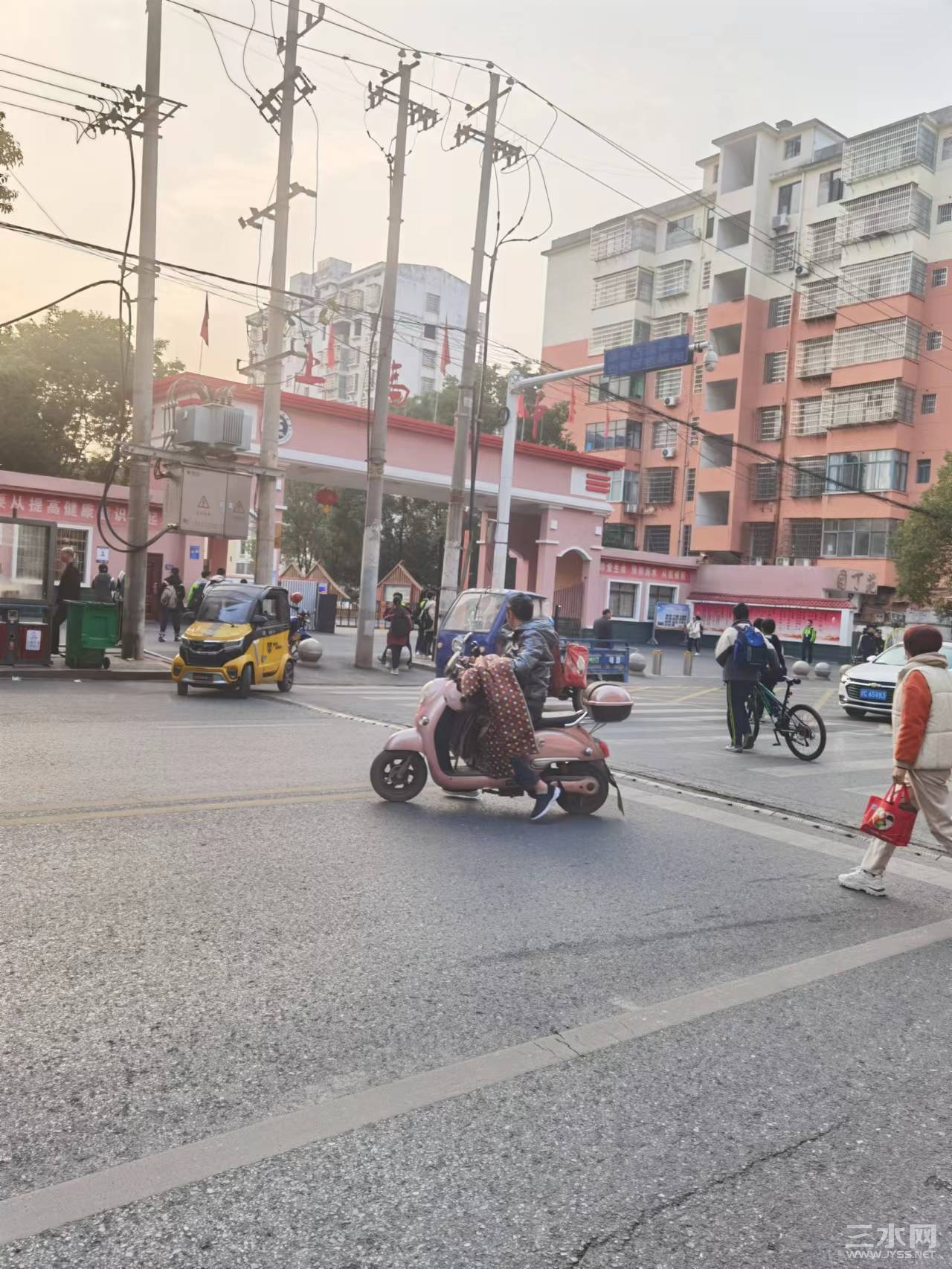 学校门口看不到拥堵的汽车