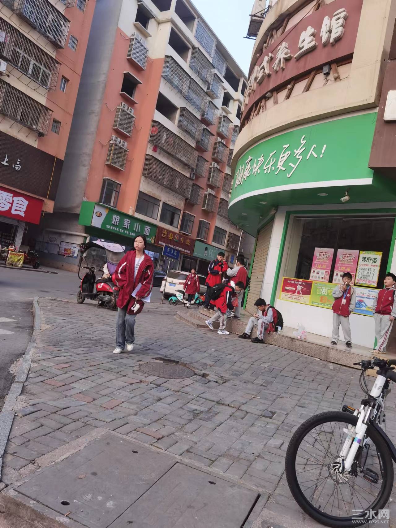 学校门口在等车的小学生