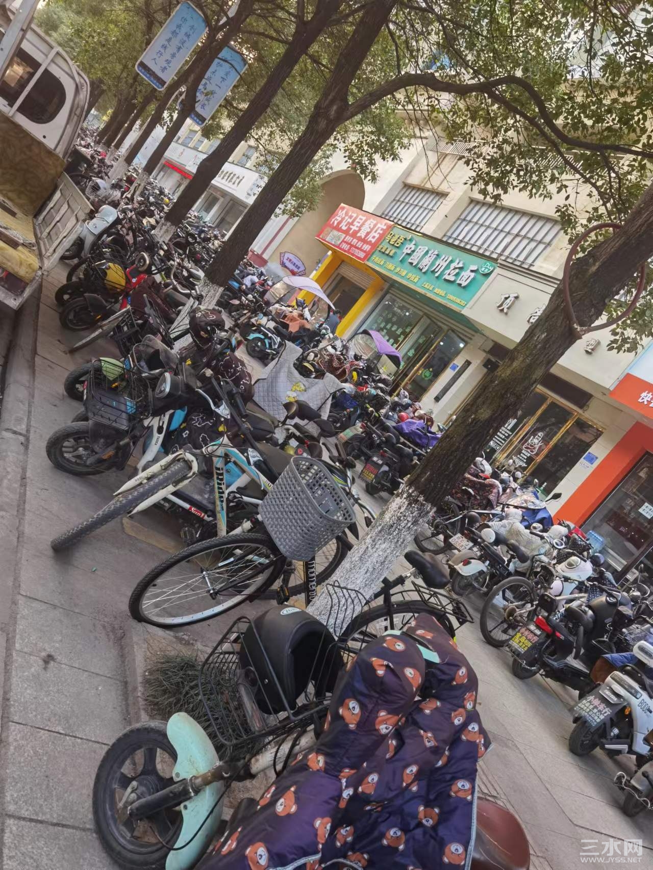 学校门口挺满了学生的电瓶车
