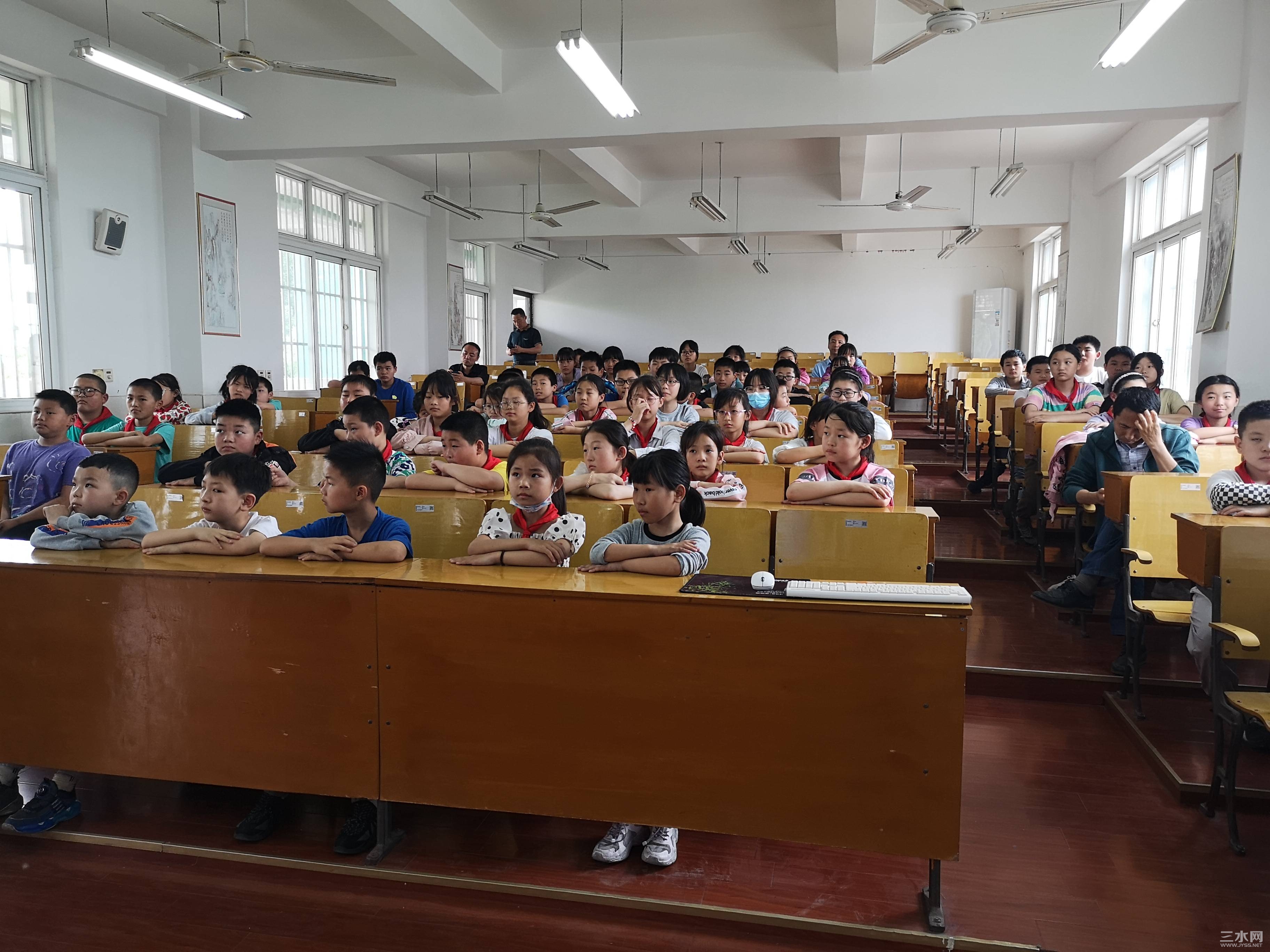 学校爱眼日讲座3(1).jpg