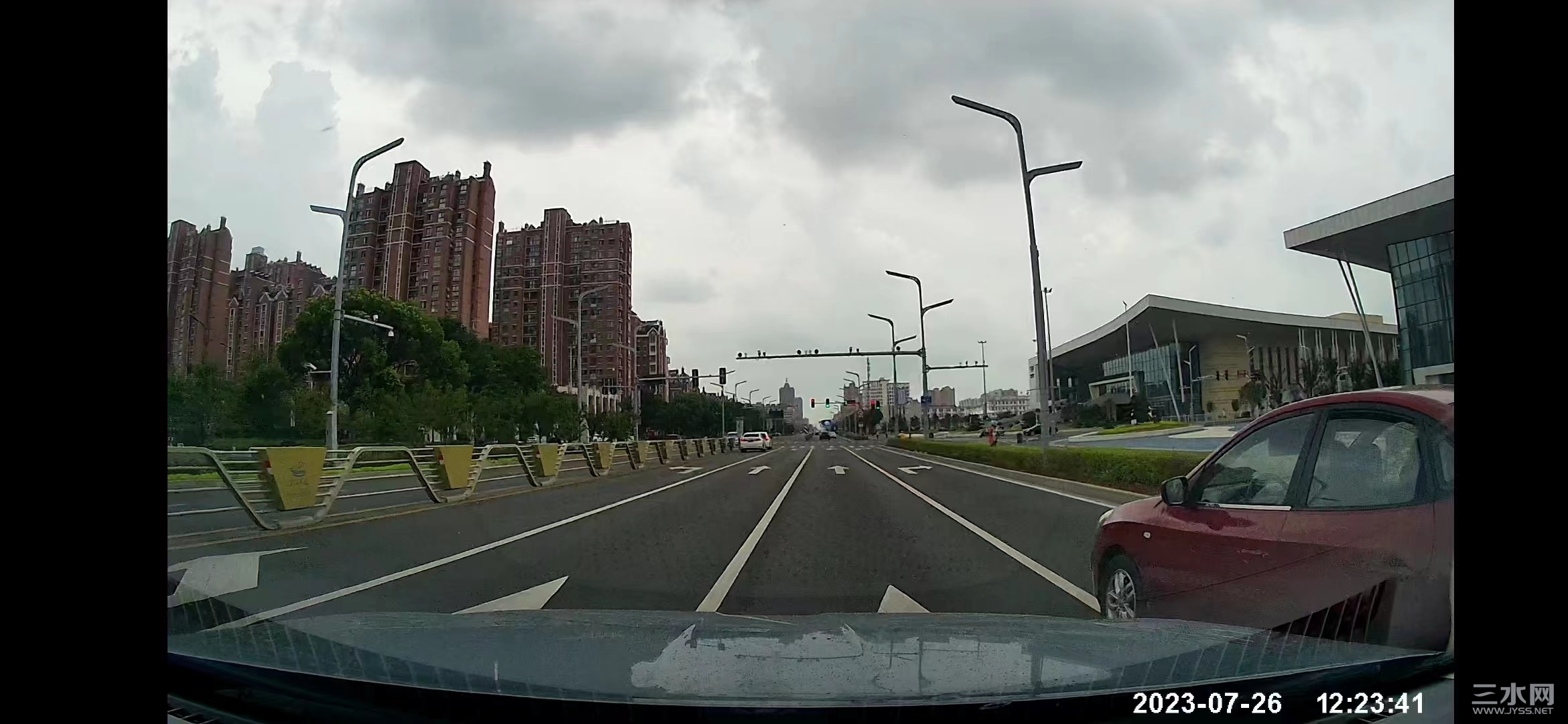 红车实线变道.jpg