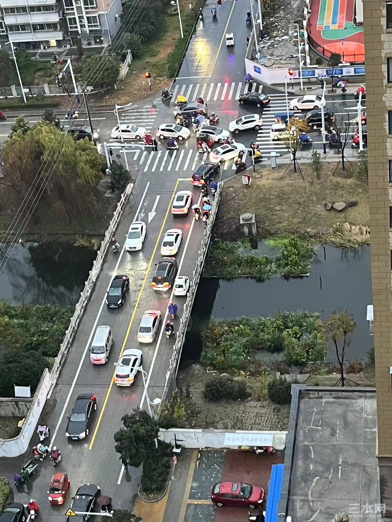 杭州路转向学校门口的路口