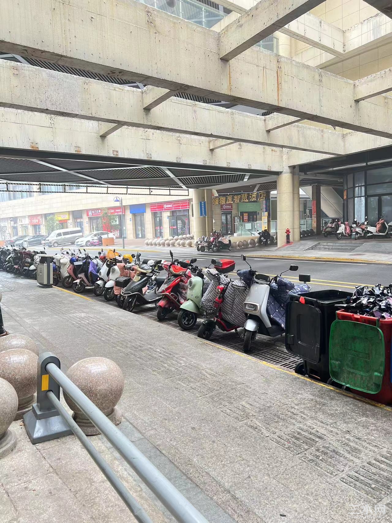 一条长龙的电动车停在路上