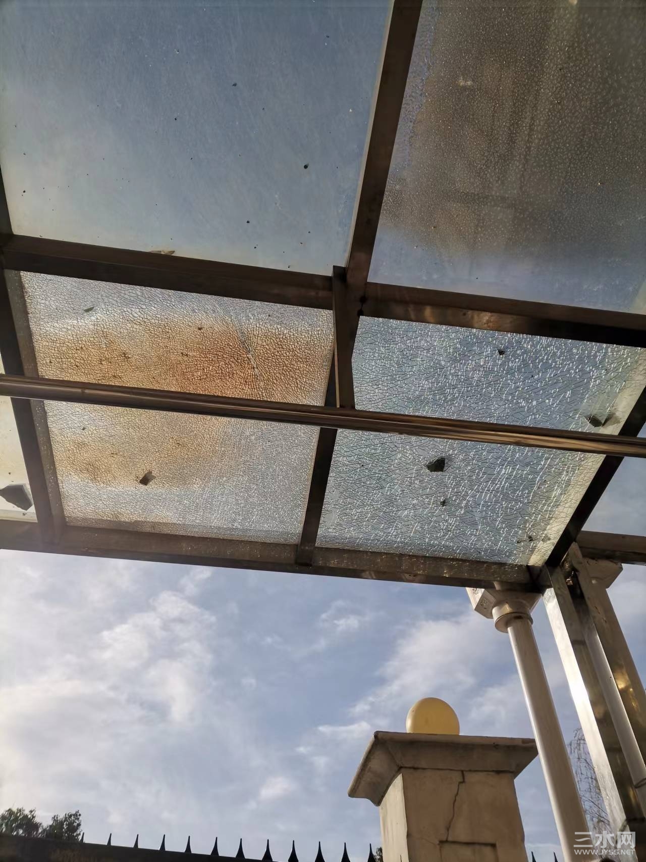损坏的玻璃