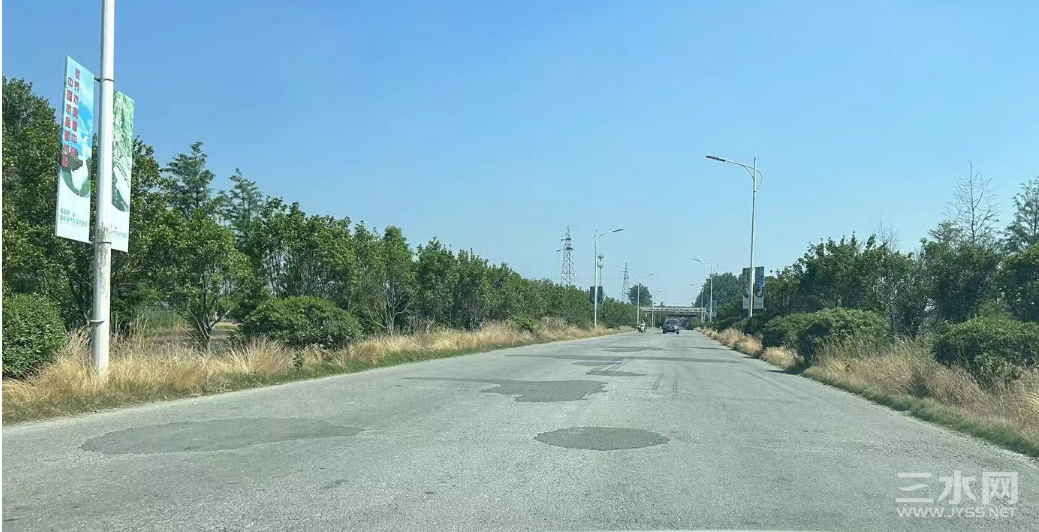 坑坑哇哇 的里面 ，还几处很深的深坑