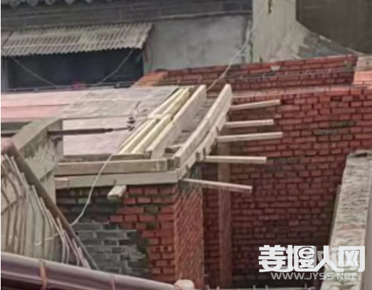 违法扩建的厨房和卫生间