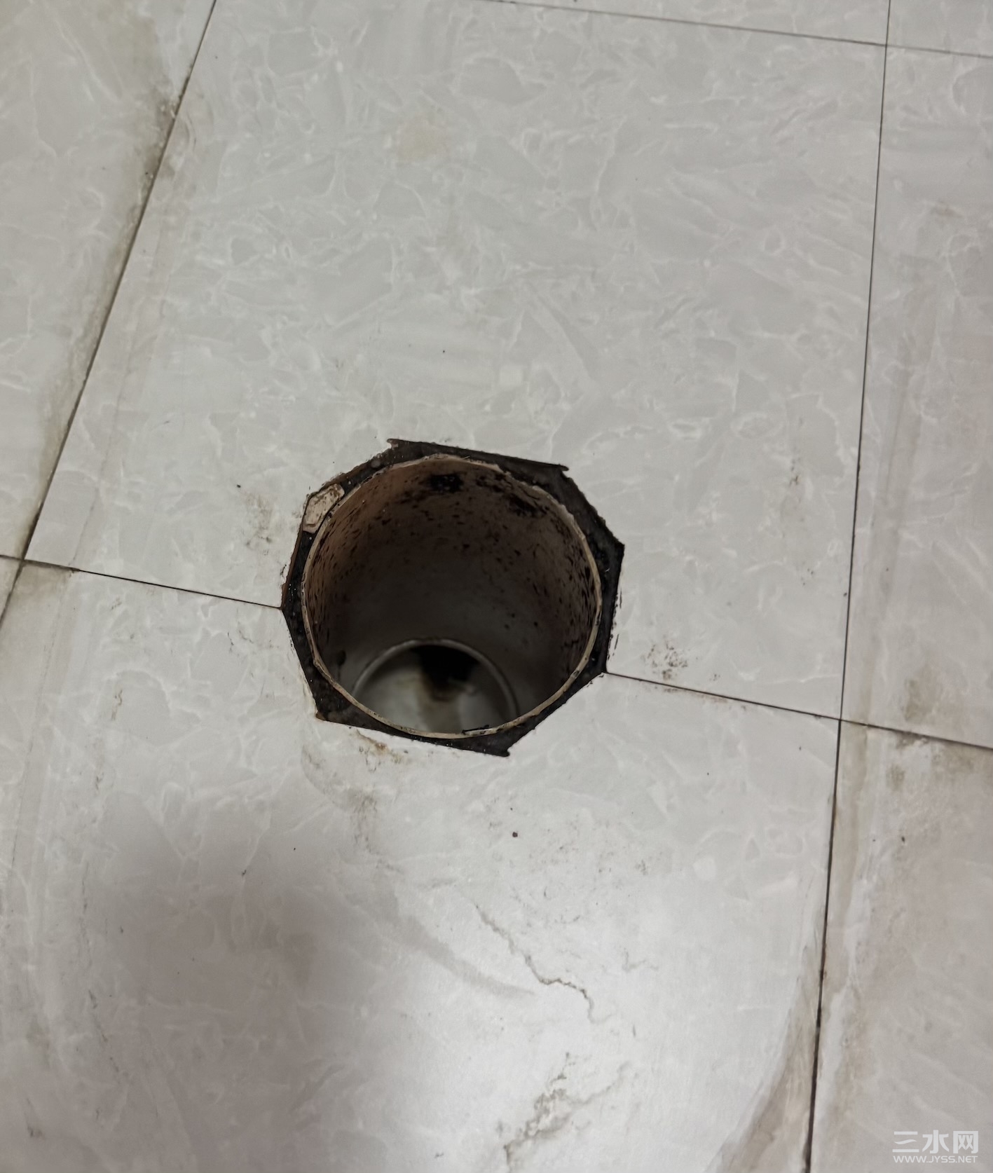 家中马桶下水口