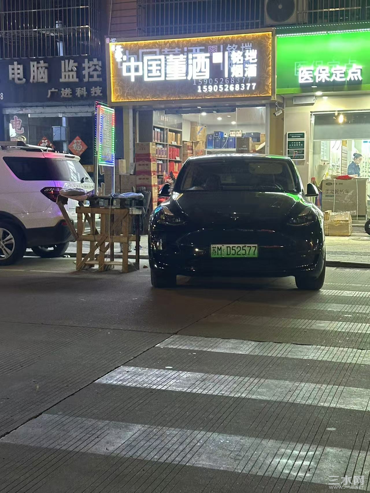 烟酒店门口霸气停车的特斯拉