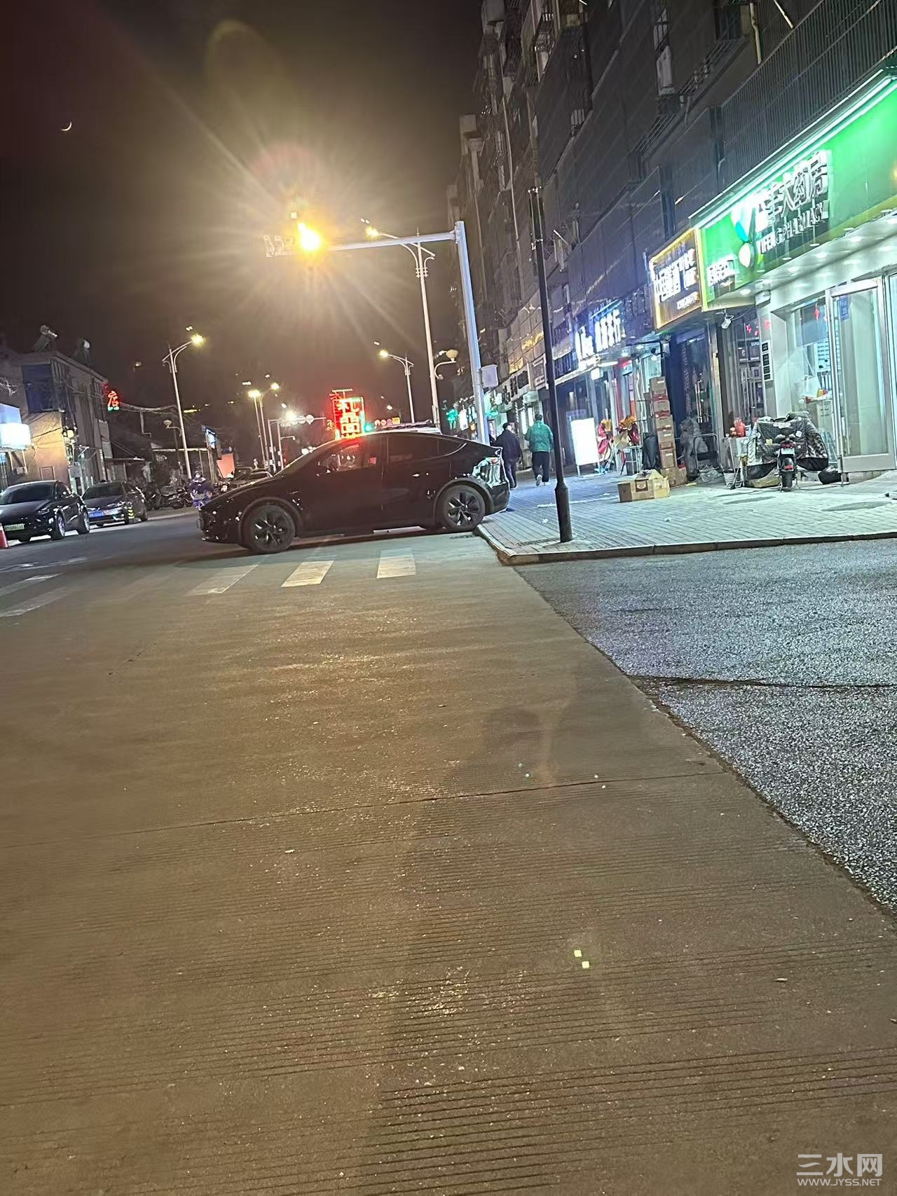 直接占了一条车道
