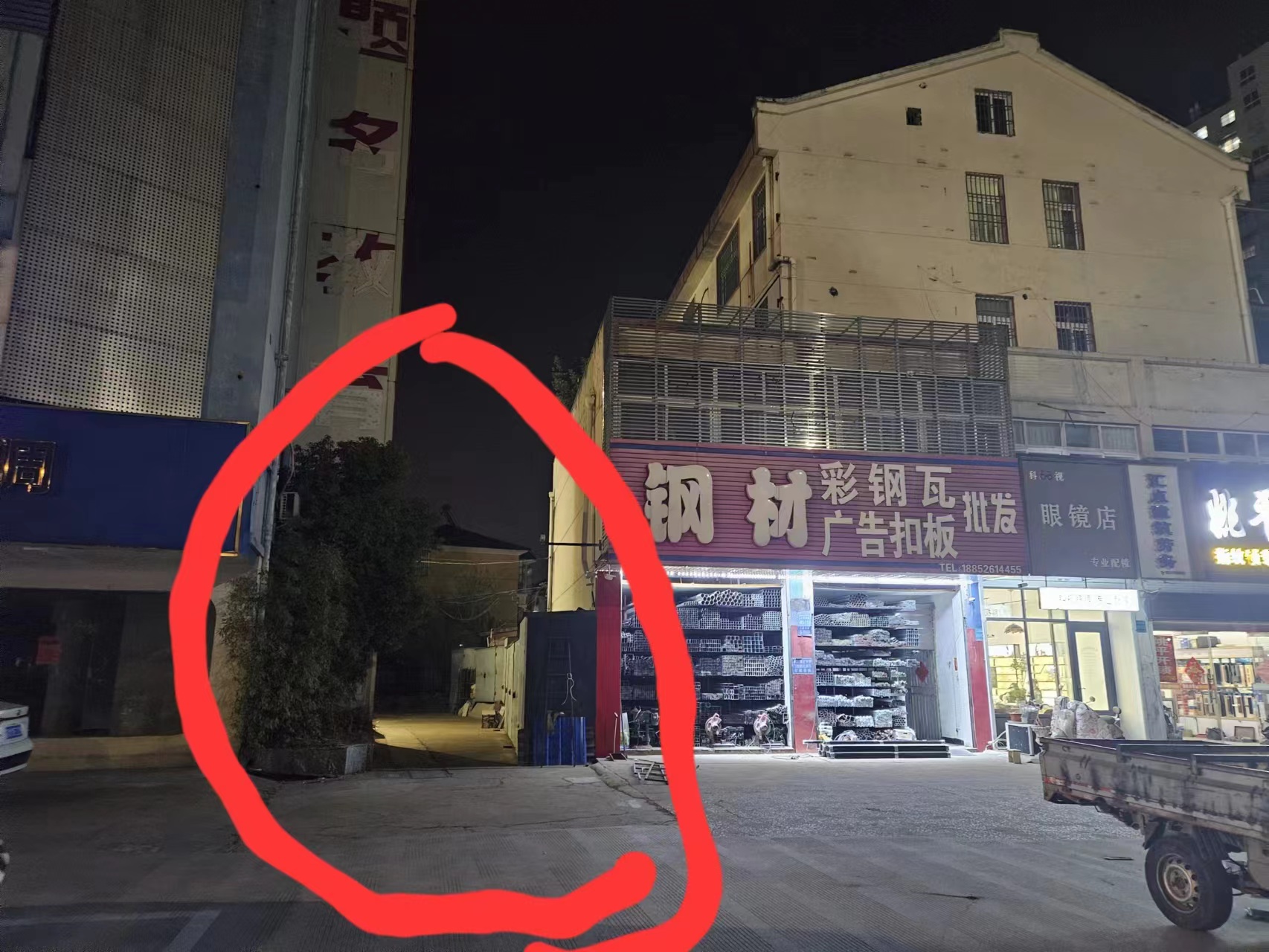 这边原本是一条小路，直通南苑小区内部，后来路被封掉