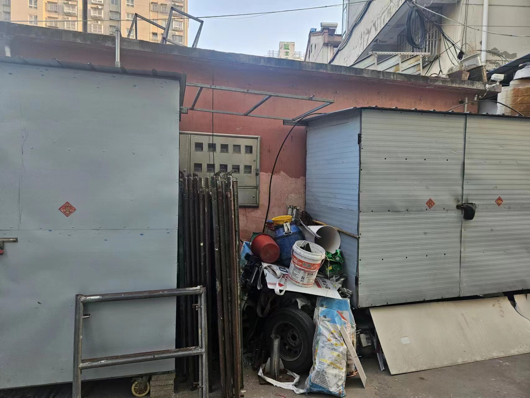 甚至连小区的火表都被钢材店堆放的杂物挡住，不知道是否存在安全隐患