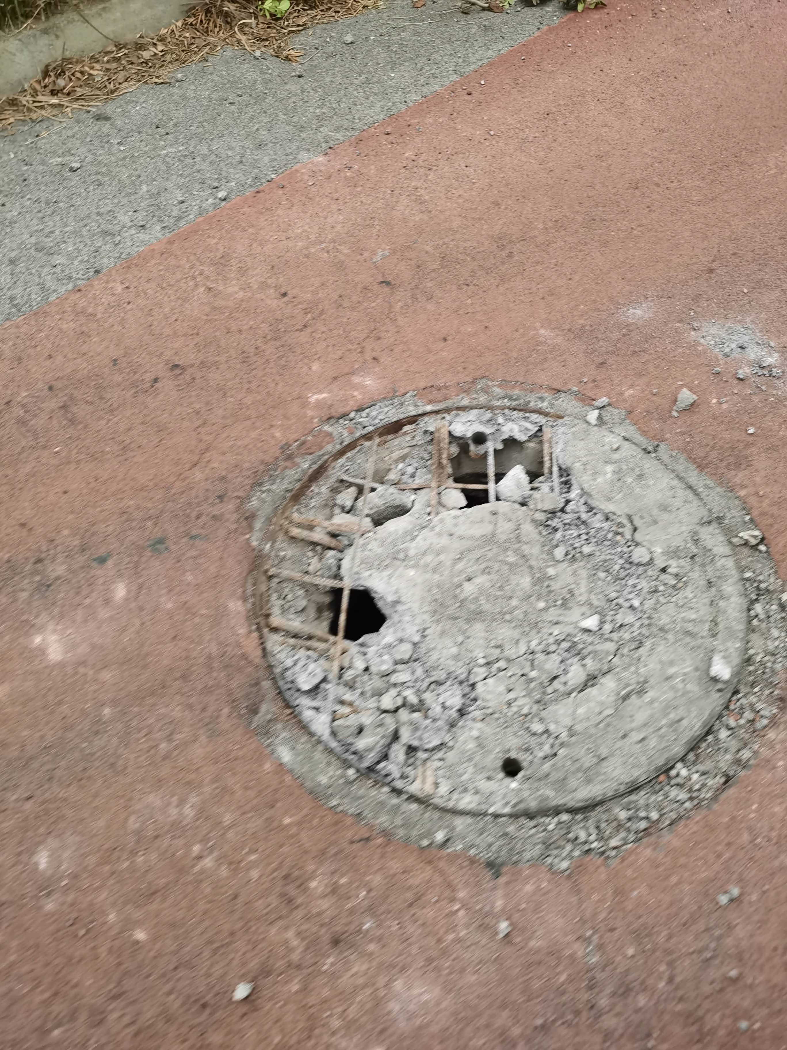 水泥井盖破损