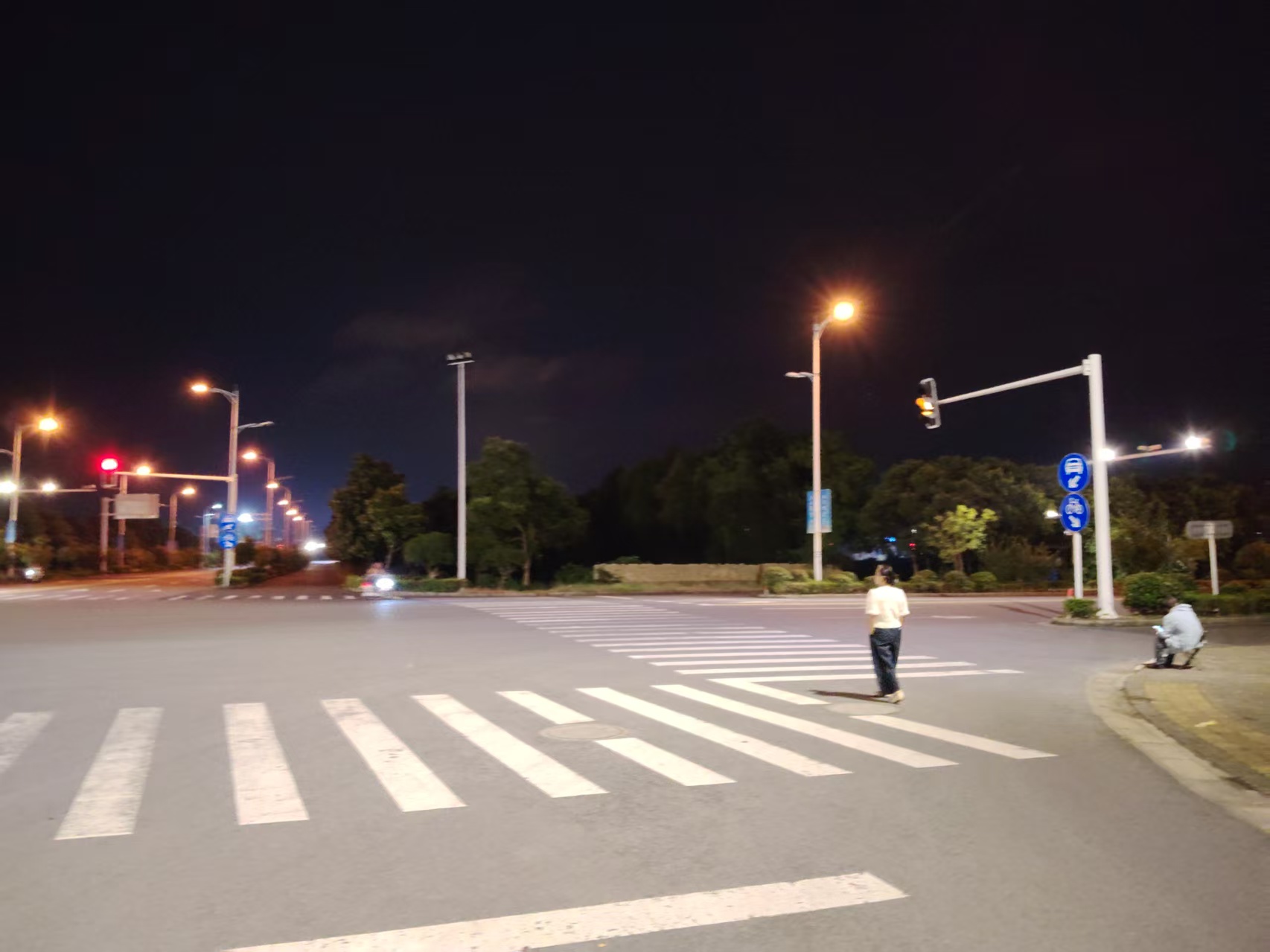 十字路口红绿灯.jpg